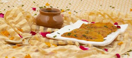 indisch traditionell Beliebt Süss Essen MALPUA oder amalu sind klein Süss Pfannkuchen traditionell gemacht während Feste foto