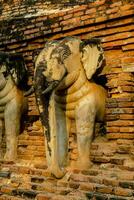 ein Elefant Statue ist Sitzung auf ein Backstein Mauer foto