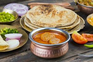 indisch traditionell Küche gatta Curry auf hölzern Hintergrund foto