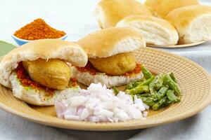 indisch berühmt Straße Essen vada pav ist ein Vegetarier schnell Essen Gericht von Maharashtra foto