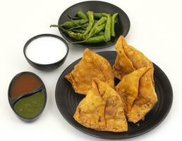 indisch Straße Essen Samosa oder Samosas ist ein knusprig und würzig Dreieck gestalten Snack foto