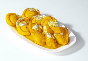 indisch Diwali Süss Essen Chandrakala mit Süss Samosa ist gemacht mit Maida zum äußere Abdeckung und khoya, Nüsse foto