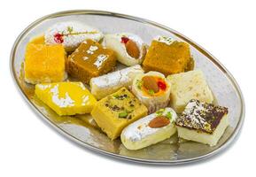 indisch köstlich mischen Süss Essen oder mischen Mithai auf Weiß Hintergrund foto