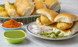 indisch berühmt Straße Essen vada pav ist ein Vegetarier schnell Essen Gericht von Maharashtra foto