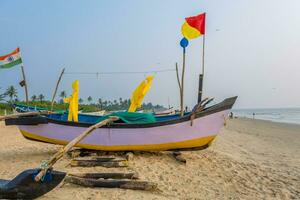 alt Angeln Boote im Sand auf Ozean im Indien auf Blau Himmel Hintergrund foto