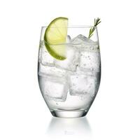 ai generiert Gin Tonic Glas von Wasser mit Eis isoliert auf Weiß Hintergrund. ai generiert foto
