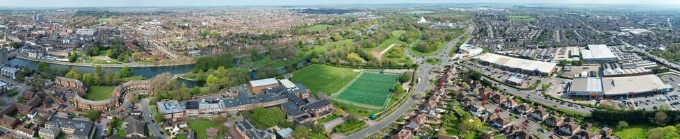 hoch Winkel breit Panorama- Aussicht von Warenhaus Gebäude beim bedford zentral Stadt. das bedford ist historisch Stadt von England Vereinigtes Königreich. April 22., 2023 foto