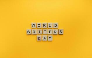 auf März 3, Welt Schriftsteller Tag, ein minimalistisch Banner mit ein Inschrift im hölzern Briefe foto
