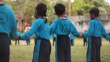 magelang,indonesia.12-05-2023.group von Kindergarten Schule Kinder und Lehrer spielen und Lernen draußen. foto