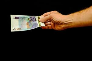 ein Hand halten ein zwanzig Euro Bank Hinweis foto