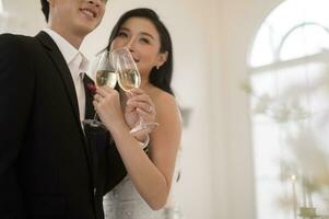 Braut und Bräutigam halten Brille von Champagner beim das Hochzeit Zeremonie foto