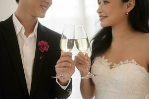 Braut und Bräutigam halten Brille von Champagner beim das Hochzeit Zeremonie foto