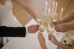 schließen oben von Hände halten Brille von Champagner beim das Hochzeit Zeremonie foto