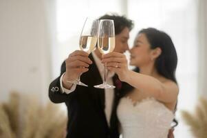 Braut und Bräutigam halten Brille von Champagner beim das Hochzeit Zeremonie foto