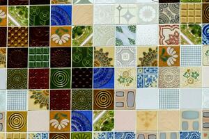 ein bunt Mosaik Fliese Mauer mit viele anders Designs foto