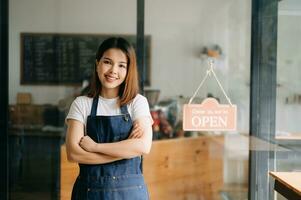 Anfang erfolgreich klein Geschäft Inhaber sme Frau Stand mit Tablette im Cafe Restaurant. Frau Barista foto