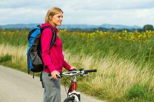 Frau Wanderer mit ein Fahrrad foto