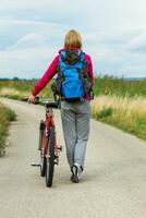 Frau Wanderer mit ein Fahrrad foto