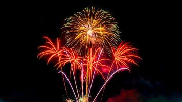 feuerwerk auf dem fluss im dunklen himmel foto