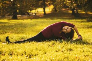 schön Frau tun Yoga im das Natur, foto