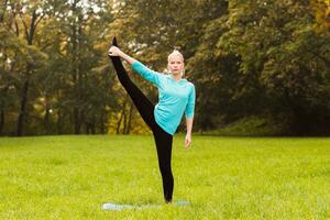 Frau macht Yoga in der Natur foto