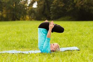 Frau macht Yoga in der Natur foto