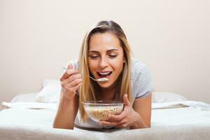 Frau haben gesund Frühstück foto