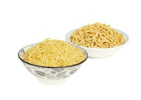 indisches namkeen food aloo sev ist auch als namkin und nimco bekannt, ein beliebter knuspriger herzhafter Snack aus Kartoffelpüree, Kichererbsenmehl und Gewürzen. foto