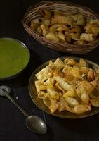 indisch Frühstück Gericht Sola fali oder Masala Papri serviert mit Grün Chutney foto