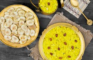 indisch würzig und knusprig Beliebt Frühstück Poha Chivda auf hölzern Hintergrund foto