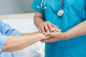 Händchen haltend asiatische Seniorin oder ältere alte Dame Patientin mit Liebe, Sorgfalt, Ermutigung und Empathie auf der Krankenstation, gesundes, starkes medizinisches Konzept foto