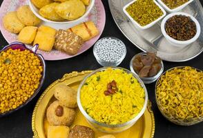 indisch Gruppe von Diwali und holi Feier Essen foto