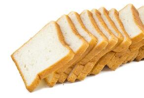 Haufen von geschnitten Brot auf Weiß Hintergrund foto