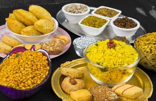 indisch Gruppe von Diwali und holi Feier Essen foto