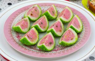 indisch Süss Essen Wassermelone geformt Mawa burfi foto