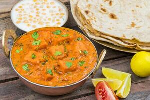 indisch köstlich Küche Paneer Tikka Masala mit Tandoori Chapati auf hölzern Hintergrund foto