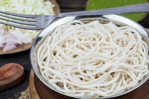 gekocht Chow mein oder Hakka Nudeln serviert mit Chutney auf hölzern Hintergrund foto