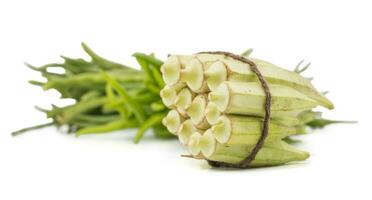 Grün Okra Gemüse mit Andere Gemüse oder Dame Finger, Bhindi auf Weiß Hintergrund foto
