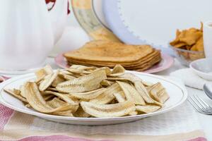 Banane Chips Beliebt tief gebraten Tee Zeit Snack foto