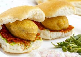 indisch berühmt Straße Essen vada pav ist ein Vegetarier schnell Essen Gericht von Maharashtra foto