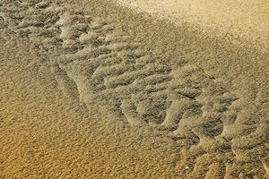 ein Sand Düne mit ein Muster foto