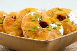 indisch traditionell Süss kachori foto