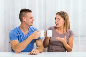 jung glücklich Paar genießt Trinken Kaffee, reden und Lachen zusammen. foto