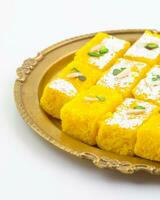 indisch Beliebt Süss Essen khopara pak oder Kokosnuss burfi auf Weiß Hintergrund foto