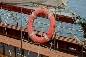 ein Leben Bewahrer auf das Deck von ein Segeln Schiff foto