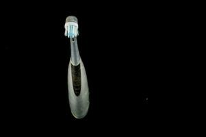 ein Zahnbürste mit ein schwarz Hintergrund foto