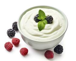 ai generiert Grün Schüssel von griechisch Joghurt und frisch Beeren isoliert auf Weiß Hintergrund. ai generiert foto