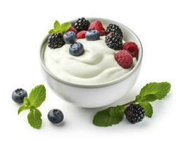 ai generiert Grün Schüssel von griechisch Joghurt und frisch Beeren isoliert auf Weiß Hintergrund. ai generiert foto