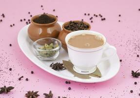 indisch Beliebt trinken Masala Chai oder Masala Tee auf Rosa Hintergrund foto