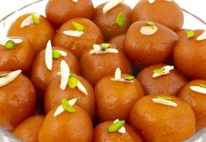 indisch Beliebt Dessert Gulab Jamun auf Weiß Hintergrund foto